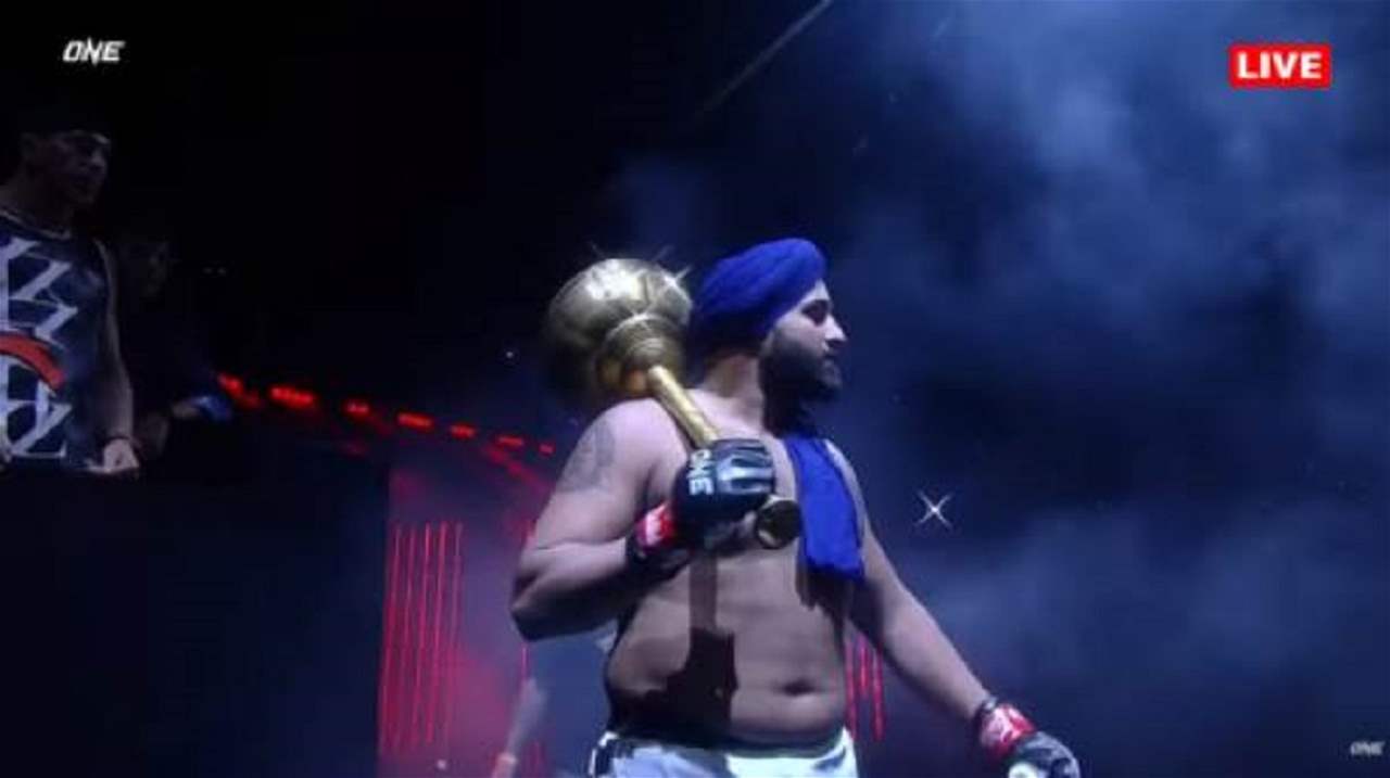 فيديو - المقاتل الهندي ينهار وُيهان ويتعرض لضرب مبرح !