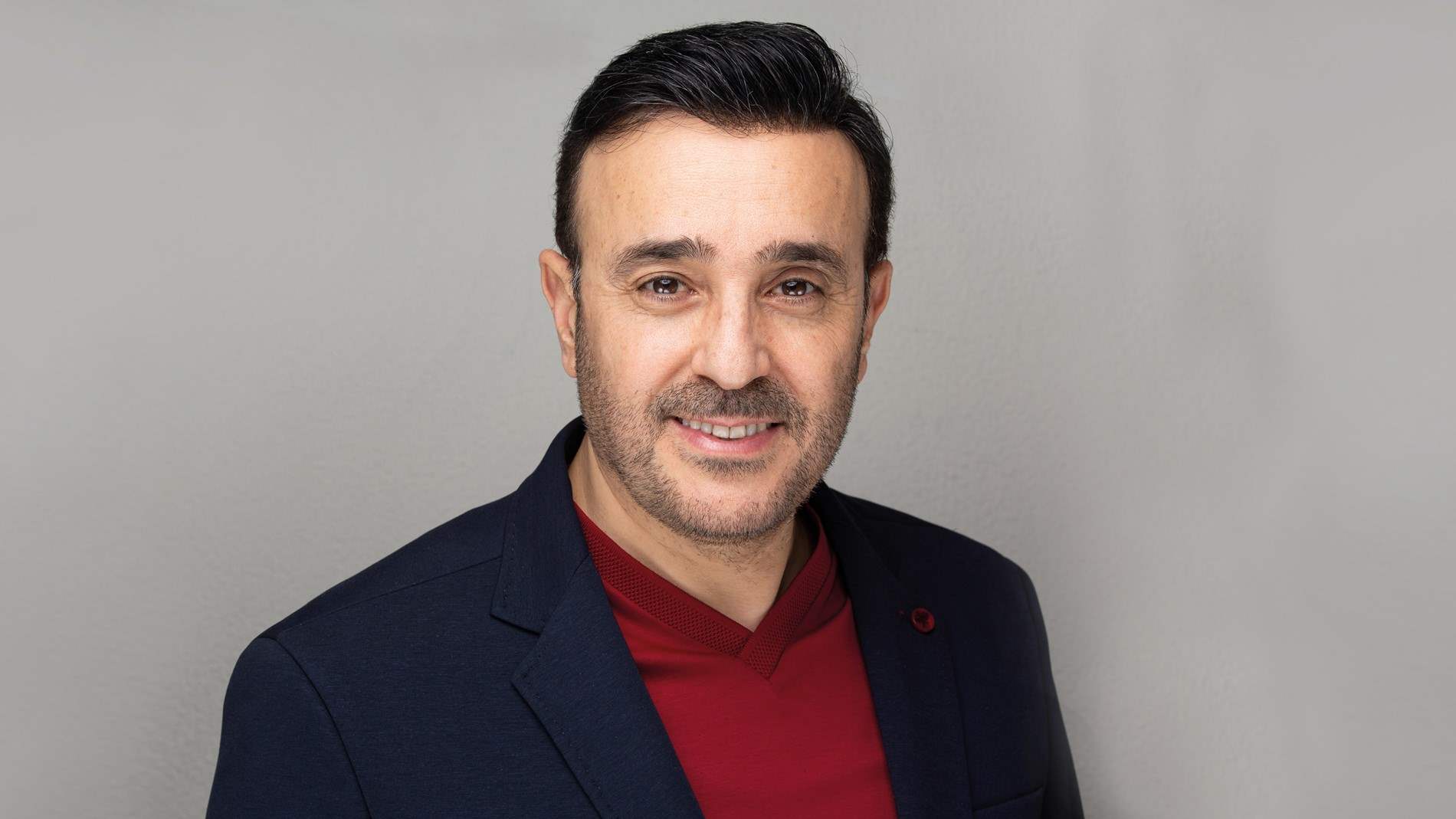 صابر الرباعي يحتفل يبخرج ابنته و جمالها يلفت الانظار