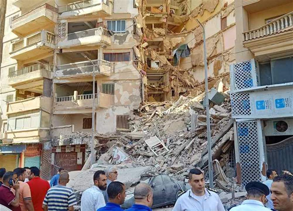 بالصور- انهيار مبنى مؤلف من 13 طابقاً في الاسكندرية والبحث عن ضحايا تحت الانقاض 