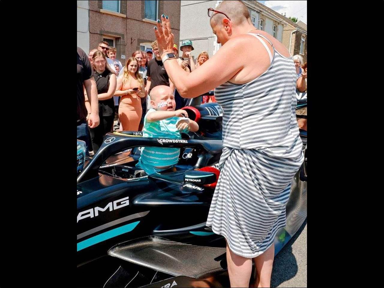 أسطولٌ من السيارات على شرف الطفل المصاب بالسرطان