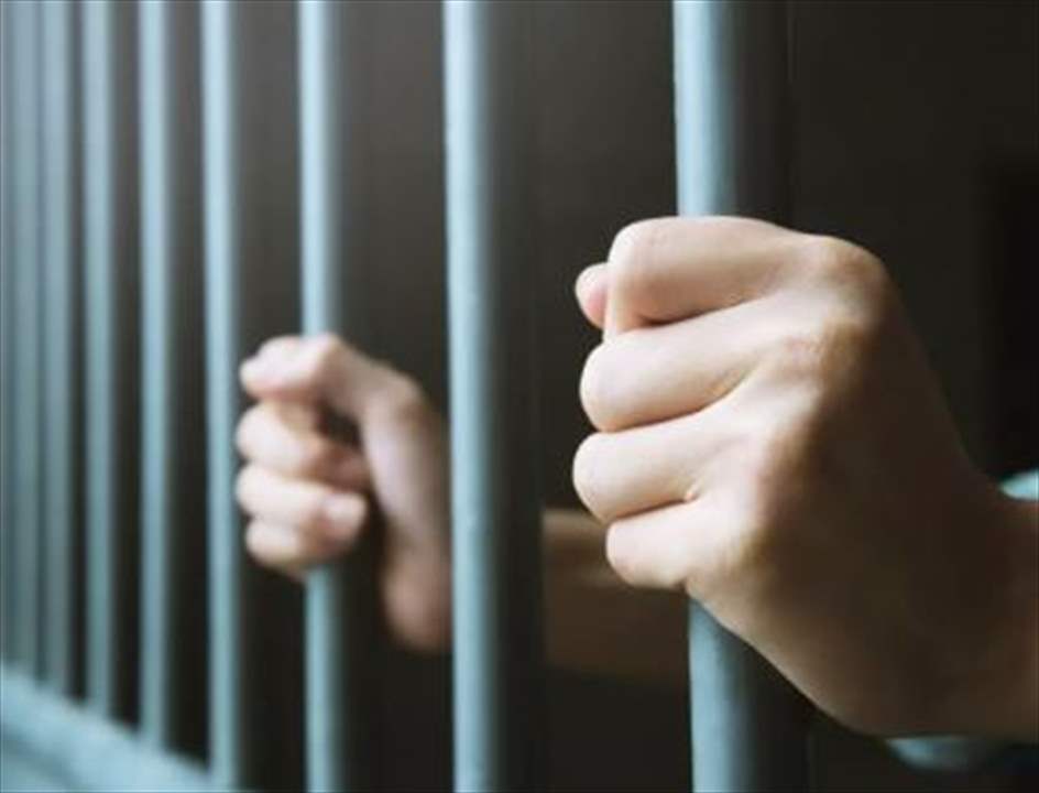 لسبب غريب.. شرطيان يعاقبان طفلهما بطريقة مروعة