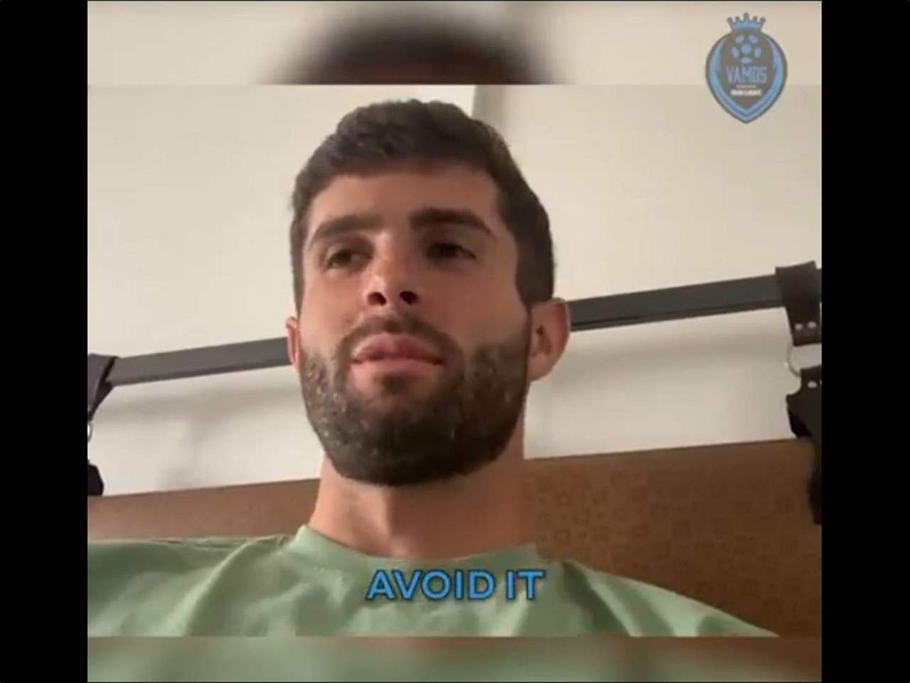 صور بوليسيتش في السرير تثير جدلاً واسعاً .. مجموعة من الأصفاد