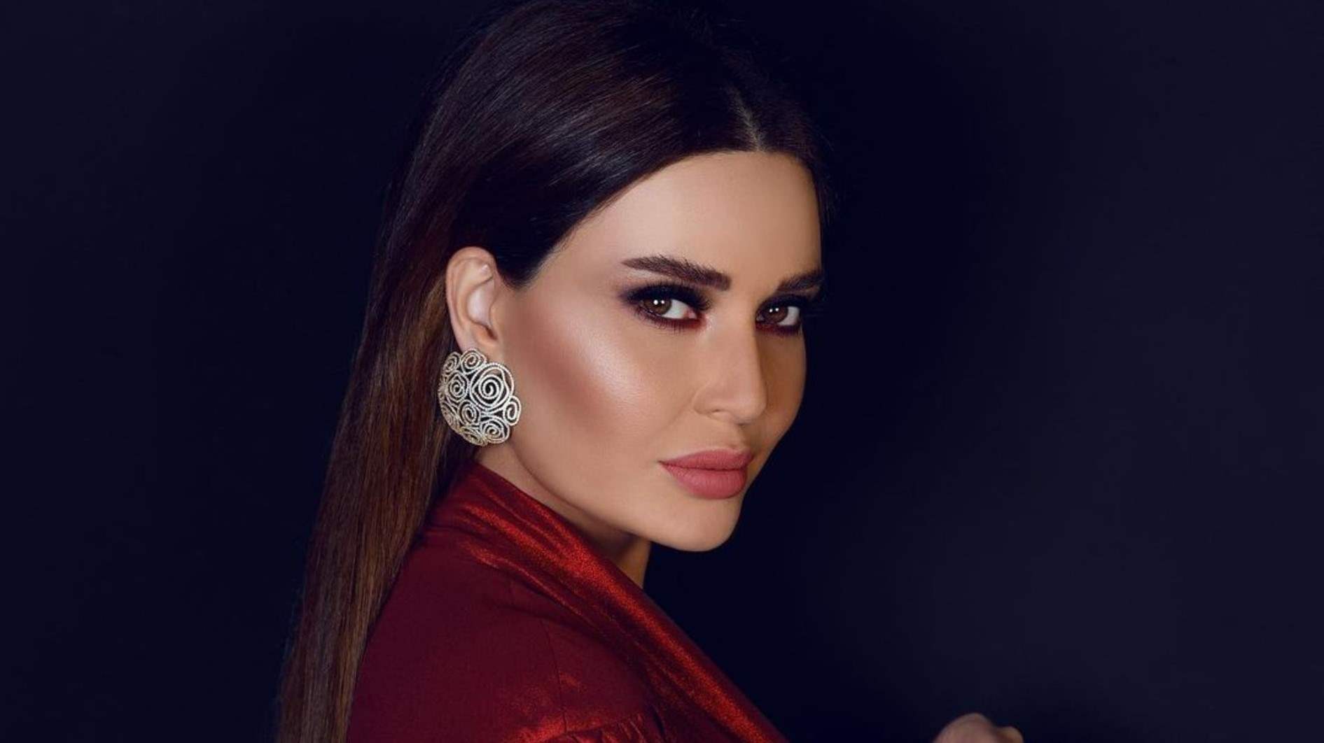 ظهور نادر لـ والدة سيرين عبد النور اليونانية وجمالها يلفت الانظار 