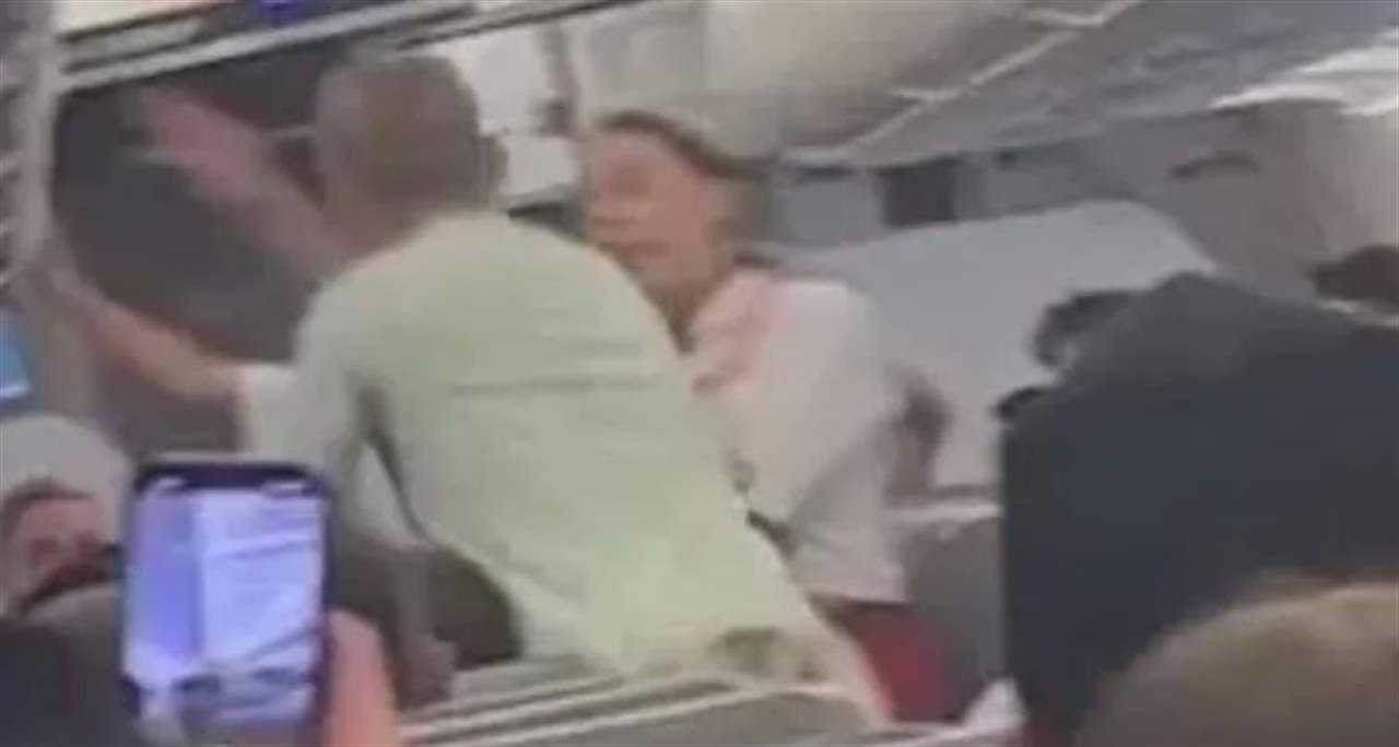 لحظات مرعبة على متن طائرة.. ملاكم حاول فتح الباب أثناء الإقلاع