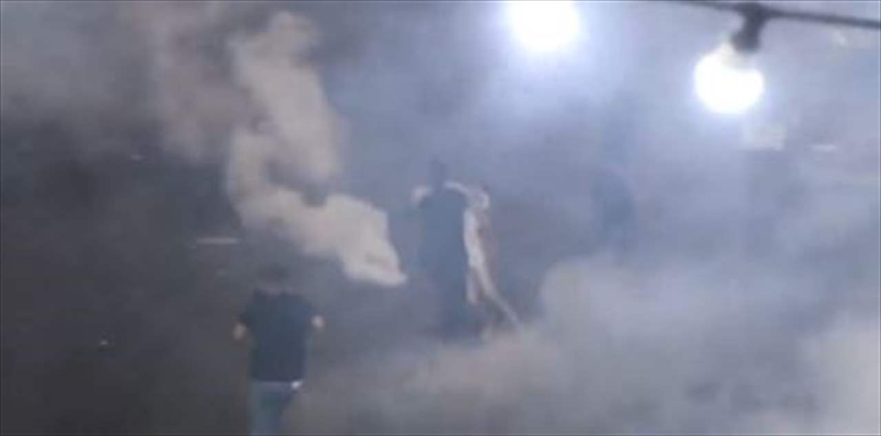 بالفيديو - قوات الاحتلال الاسرائيلي تستهدف العائلات الفلسطينية بقنابل الغاز خلال نزوحها من مخيم جنين