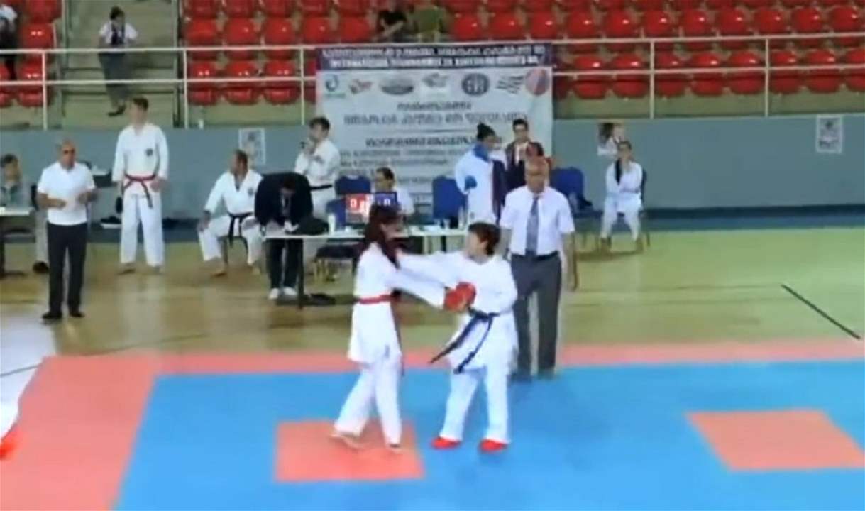 فيديو - لم تتقبل الخسارة فلكمت منافستها على وجهها