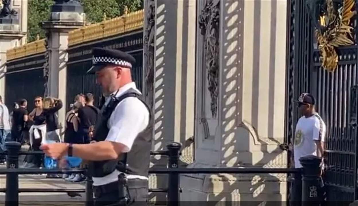 بالفيديو - رجل يقيد يده ببوابة قصر باكنغهام ويهدد بإيذاء نفسه
