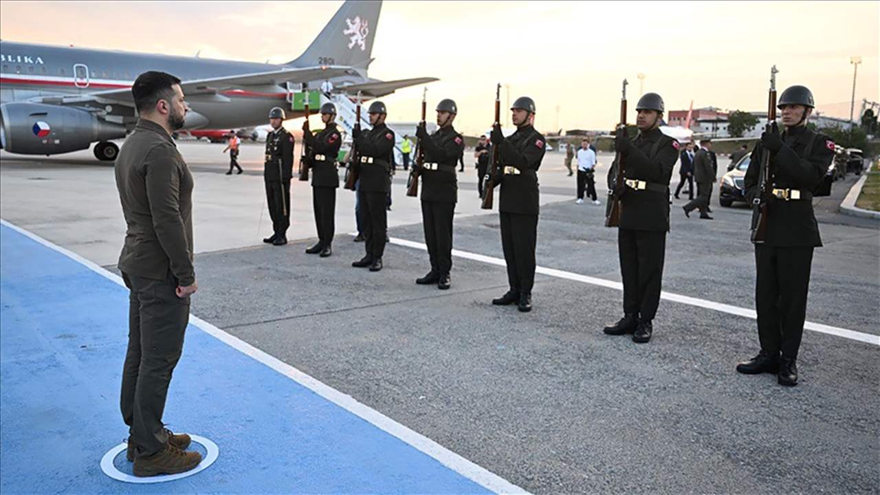 تلبية لدعوة أردوغان.. زيلينسكي يصل إلى تركيا