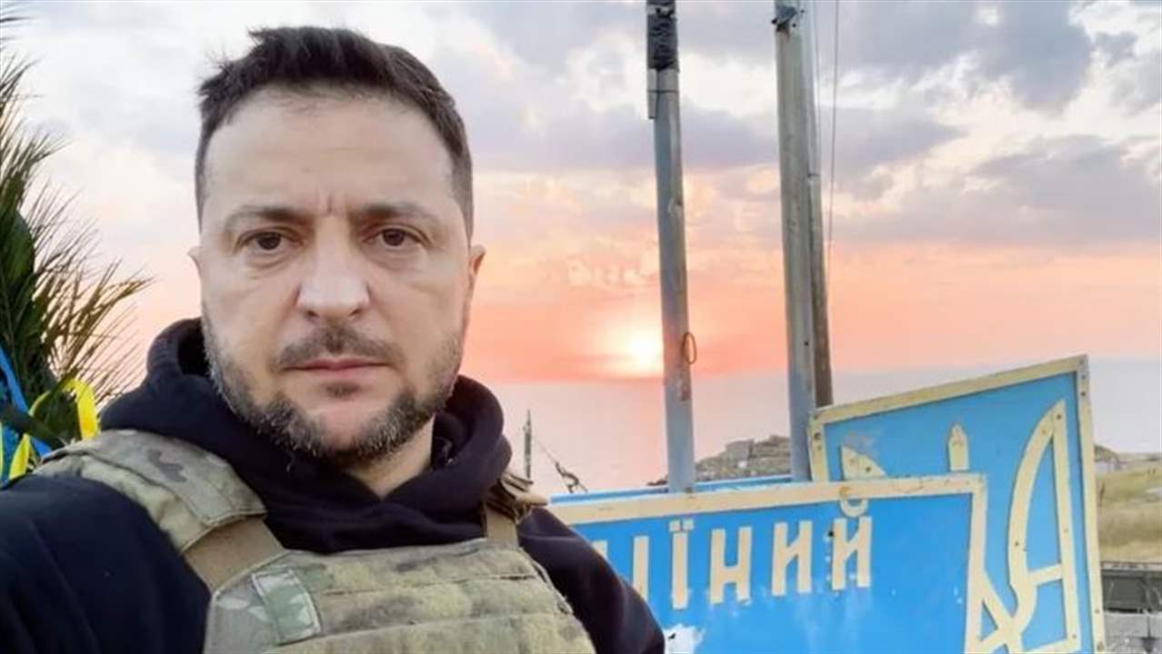 بالفيديو - زيلينسكي يزور جزيرة الأفعى