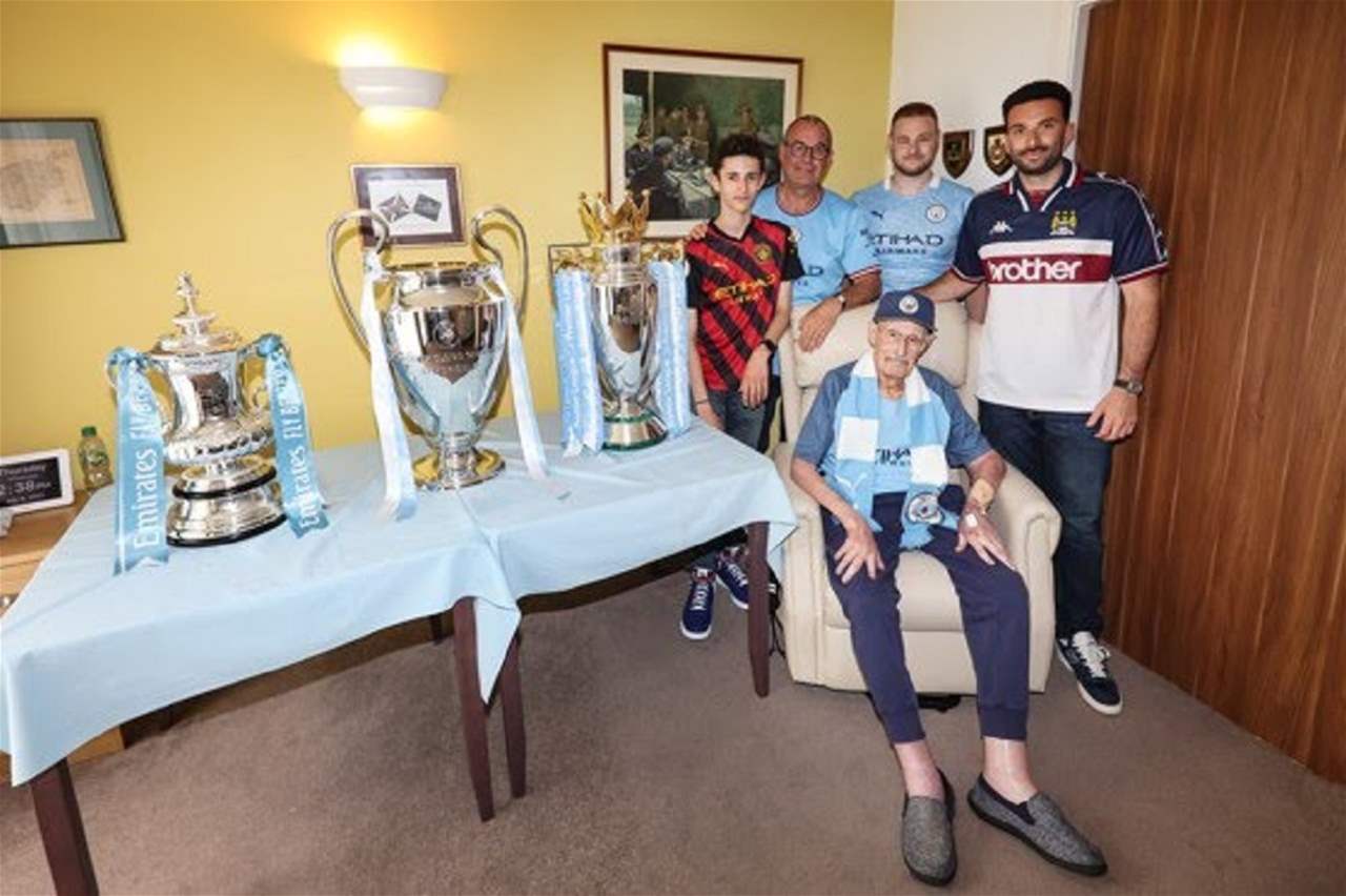مانشستر سيتي يحتفي بألقابه مع مُعمّر سنّه 103 أعوام