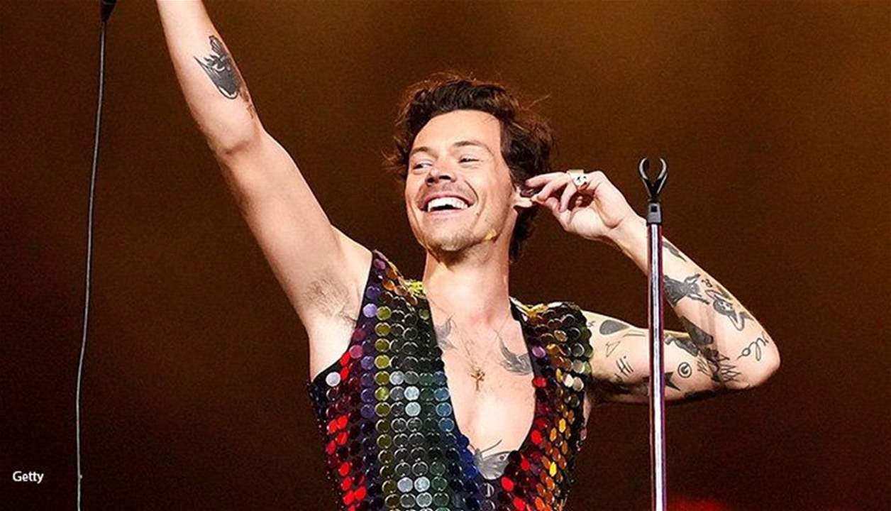 هاري ستايلز يتعرض لإصابة مباشرة على المسرح: ليست المرة الأولى 