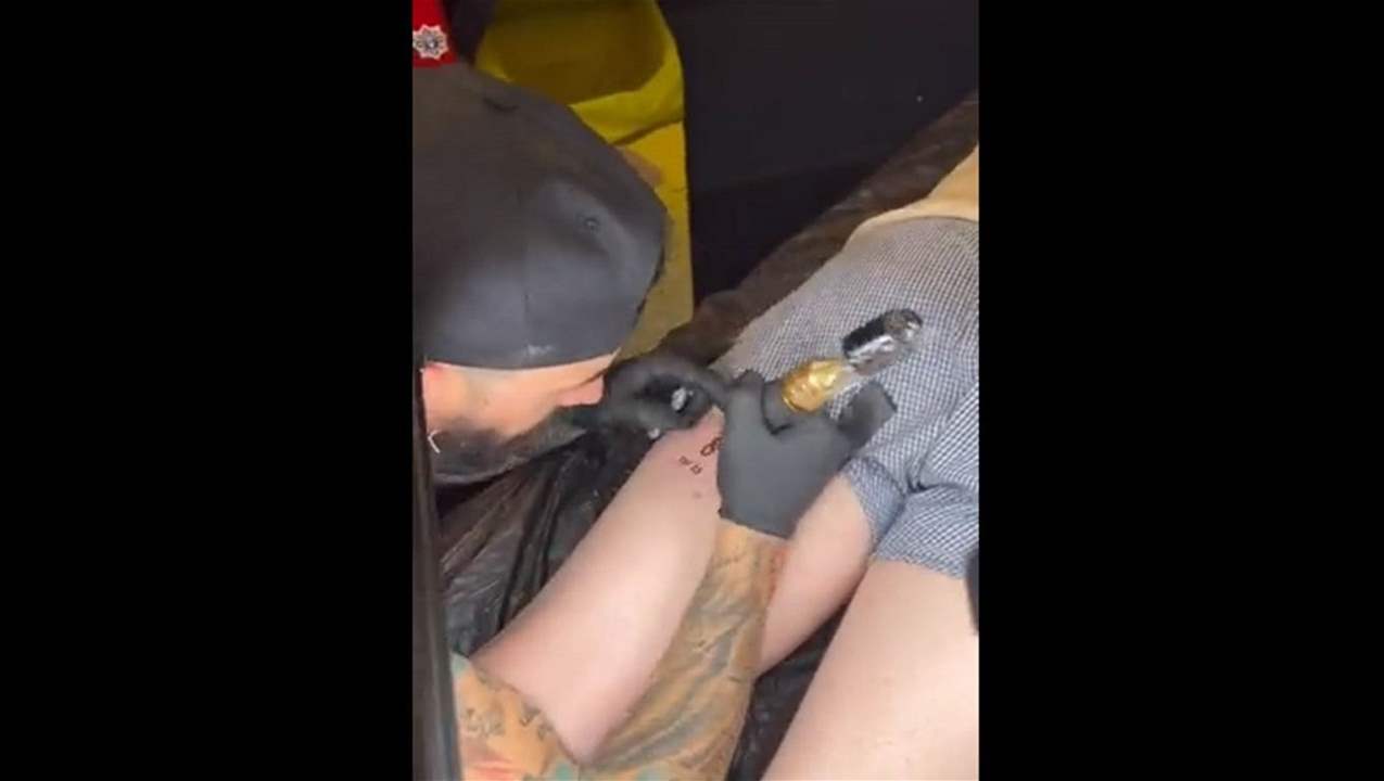 فيديو - وعد صديقه بوشم اذا فاز وهو ما تحقق بالفعل