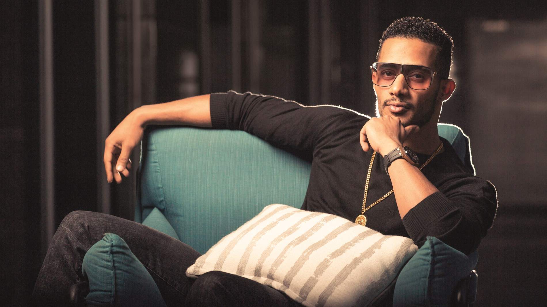 محمد رمضان يثير الجدل بـ ملابس نسائية ووسط ثلاث فتيات في السرير