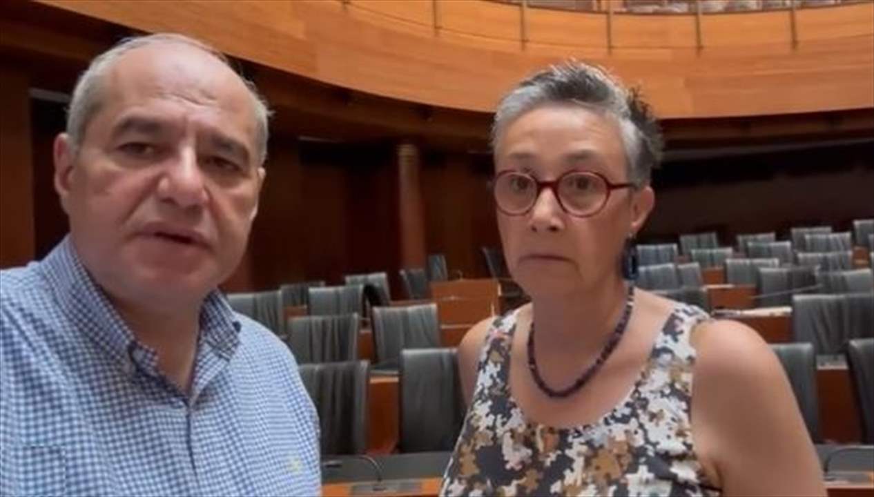 بالفيديو - ملحم خلف ونجاة عون مستمران في اعتصامهما داخل قاعة البرلمان