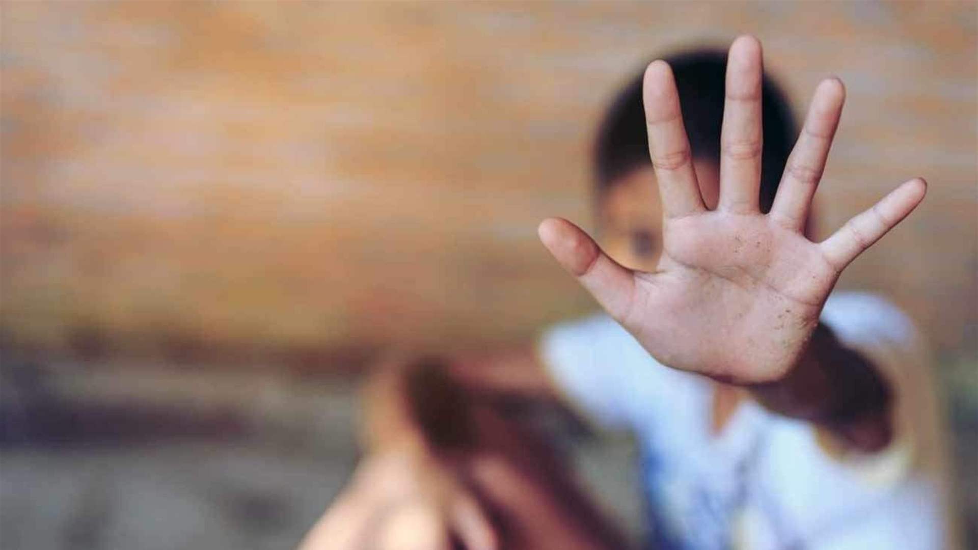 بعيداً عن كافة مشاعر الإنسانية.. أردني وزوجته يعذبان طفلهما بالماء الساخن وأعقاب السجائر