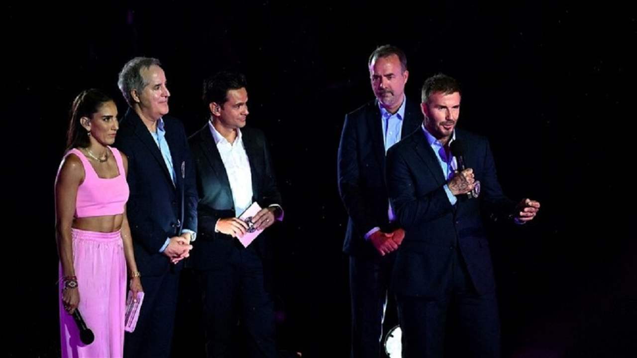 فيديو - ميسي الملك .. بيكهام كاد يسقط