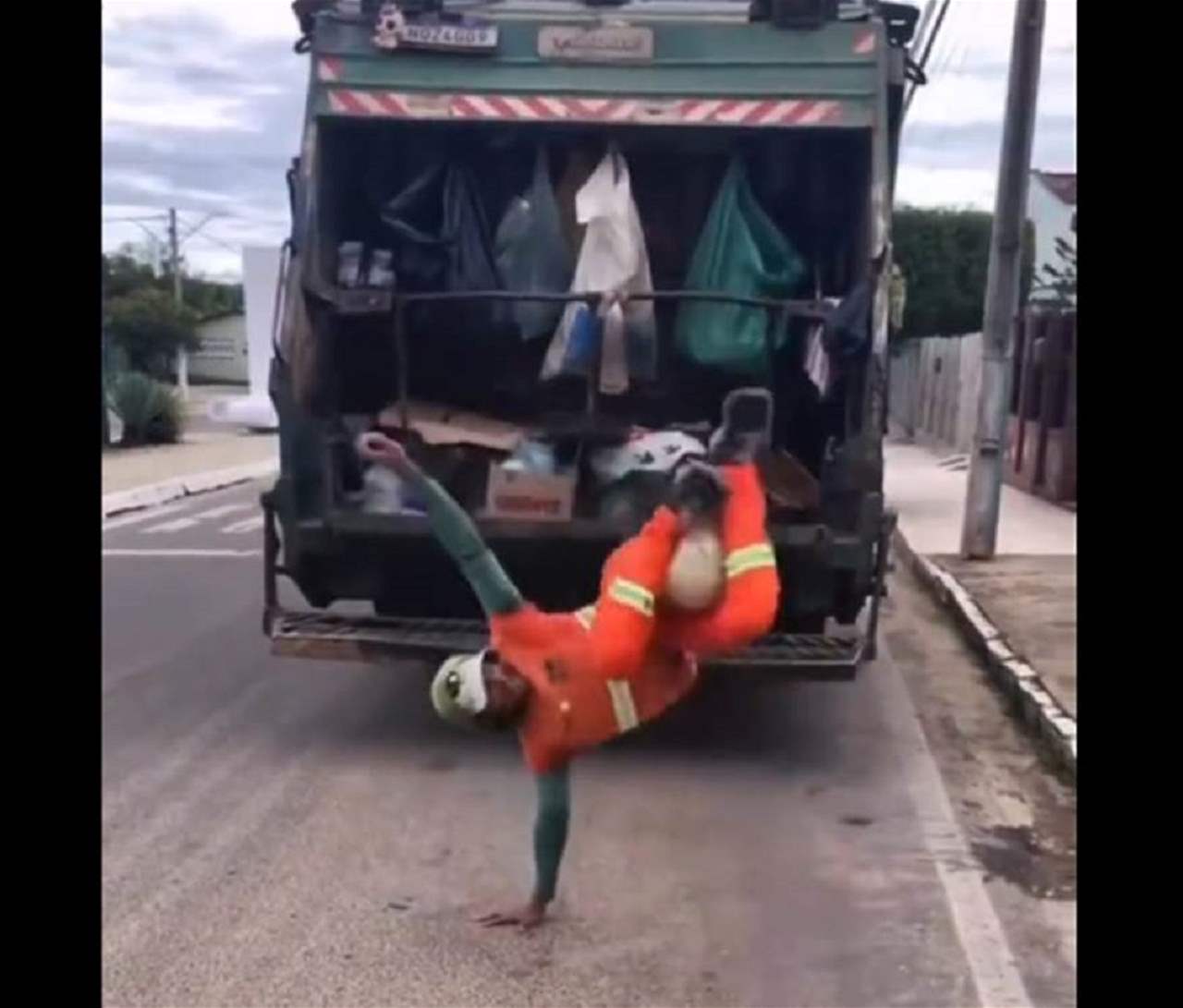 فيديو - عامل نظافة برازيلي يُشعل مواقع التواصل