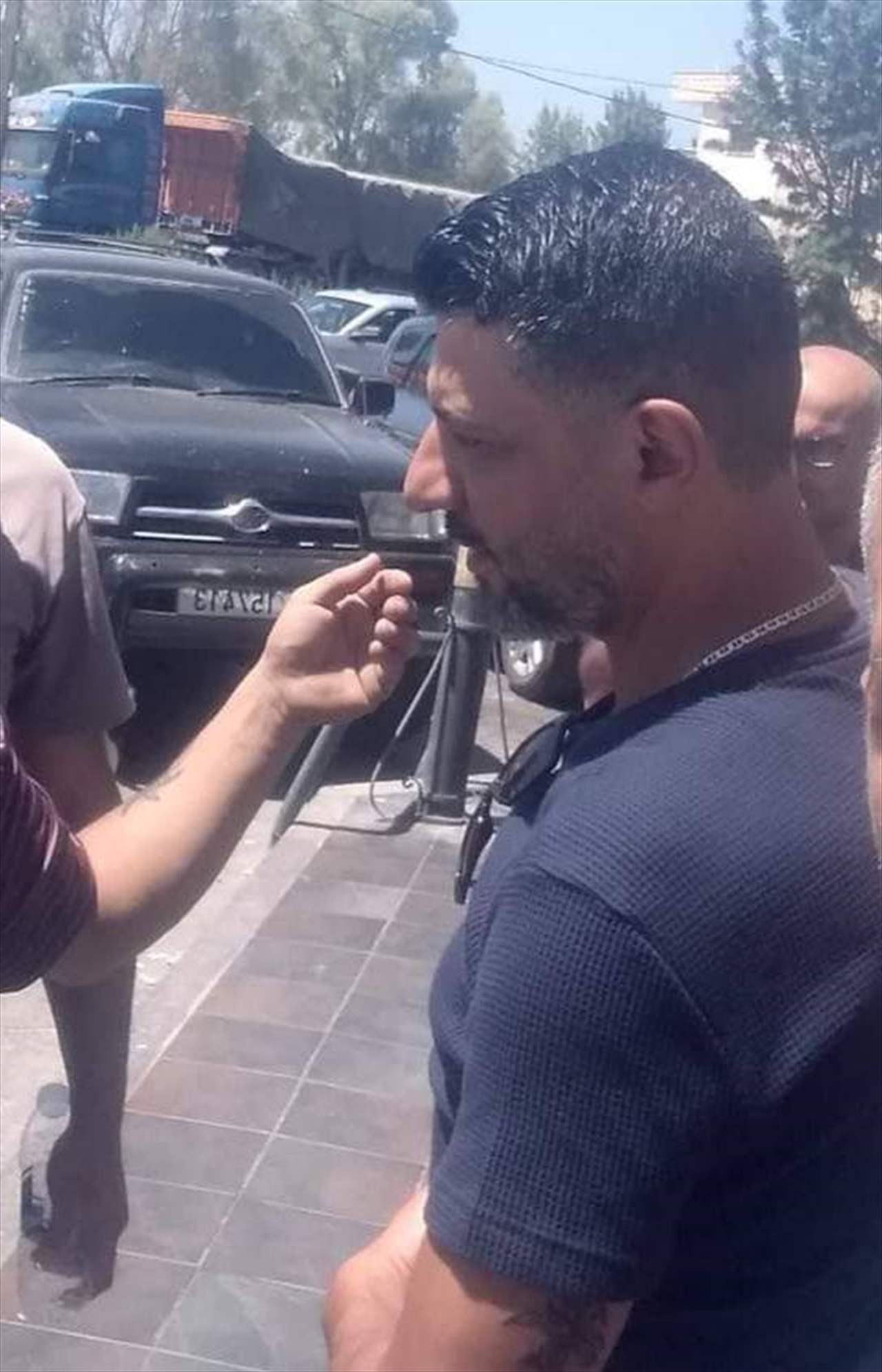 مودع أقفل بنك بيروت والبلاد العربية فرع بنت جبيل ليحصل على جزء من وديعته 