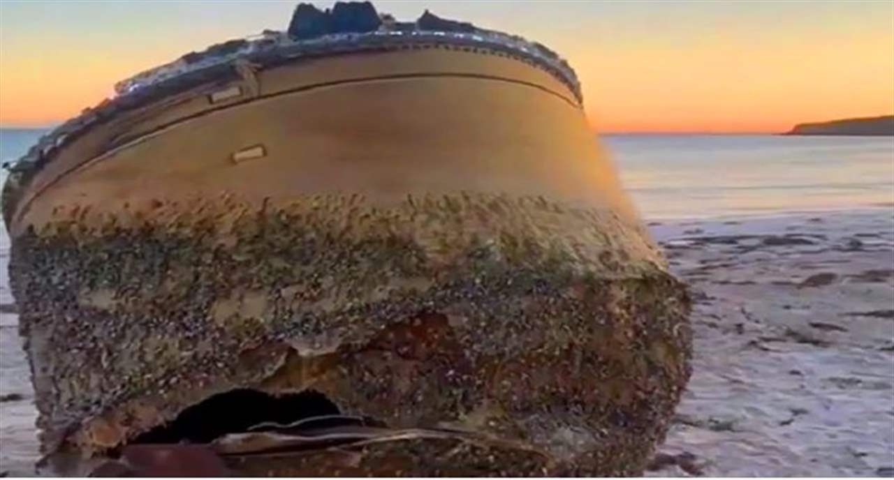 بالفيديو - جسم غريب يخرج من المحيط يحيّر الشرطة والعلماء