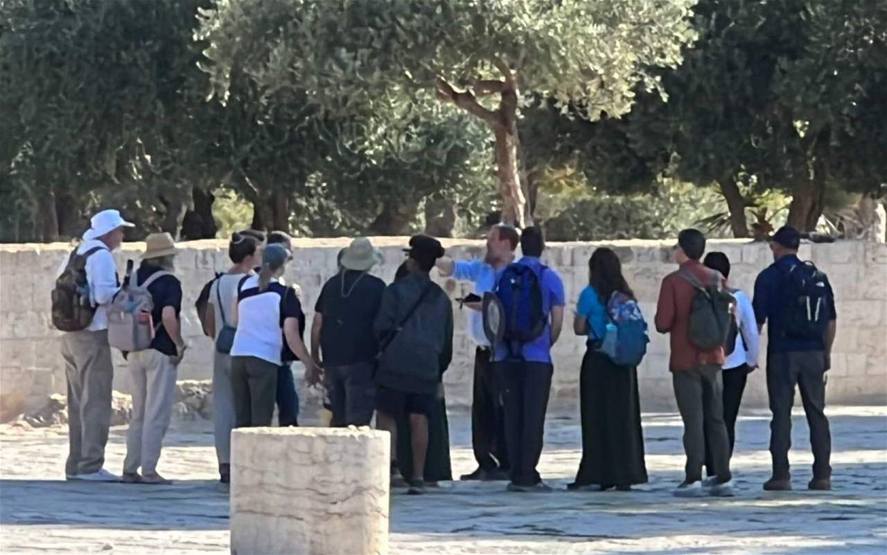 بالفيديو - مستوطنون إسرائيليون يقتحمون المسجد الأقصى بقيادة عضو كنيست سابق