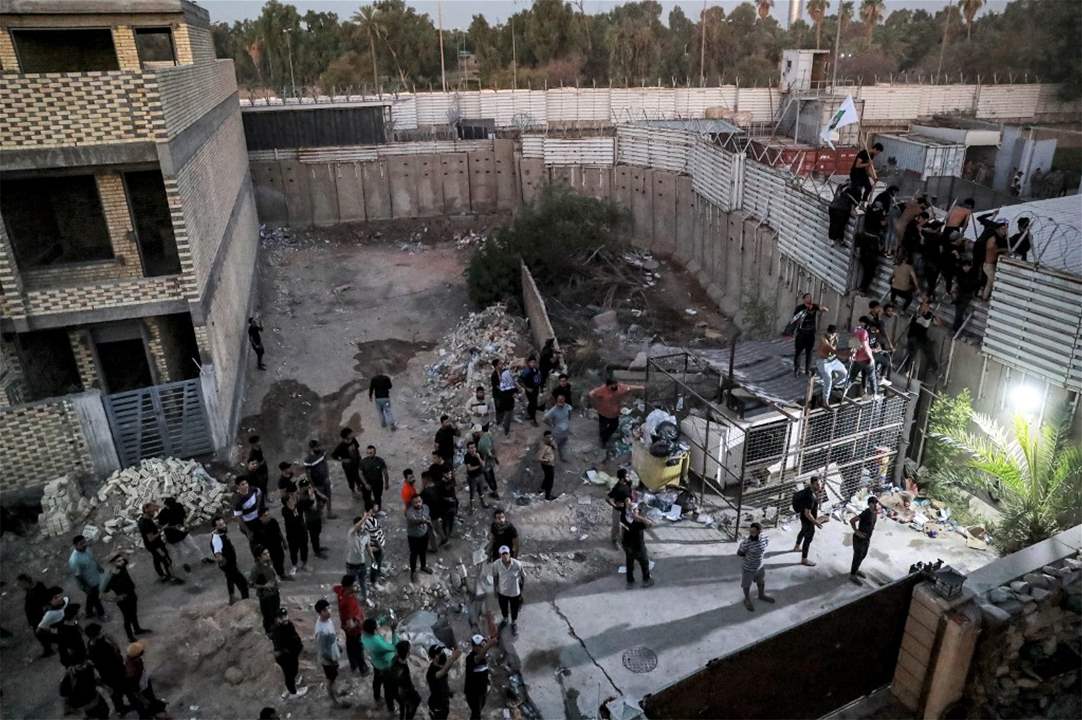 إضرام النار بالسفارة السويدية ببغداد خلال تظاهرة احتجاج على تجمع ينوي منظمه حرق القرآن