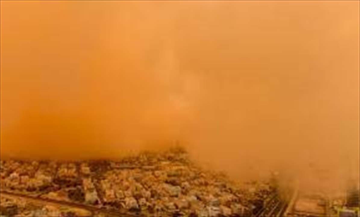 عاصفة ترابية تضرب ايران وتعلق الرحلات الجوية