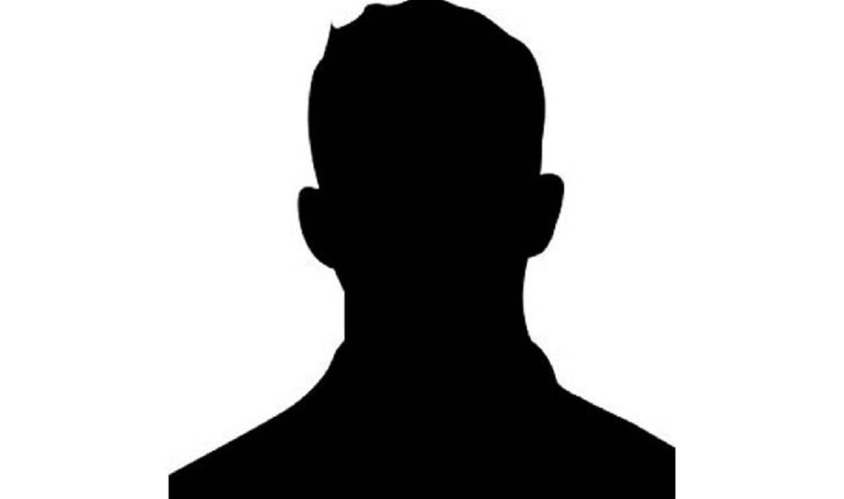 فنان مصري شهير يكشف حقيقة ضربه لابنته بسبب ملابسها