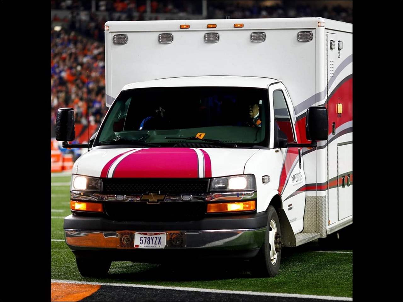 فيديو - شاهدوا كيف علقت سيارة الاسعاف في الملعب