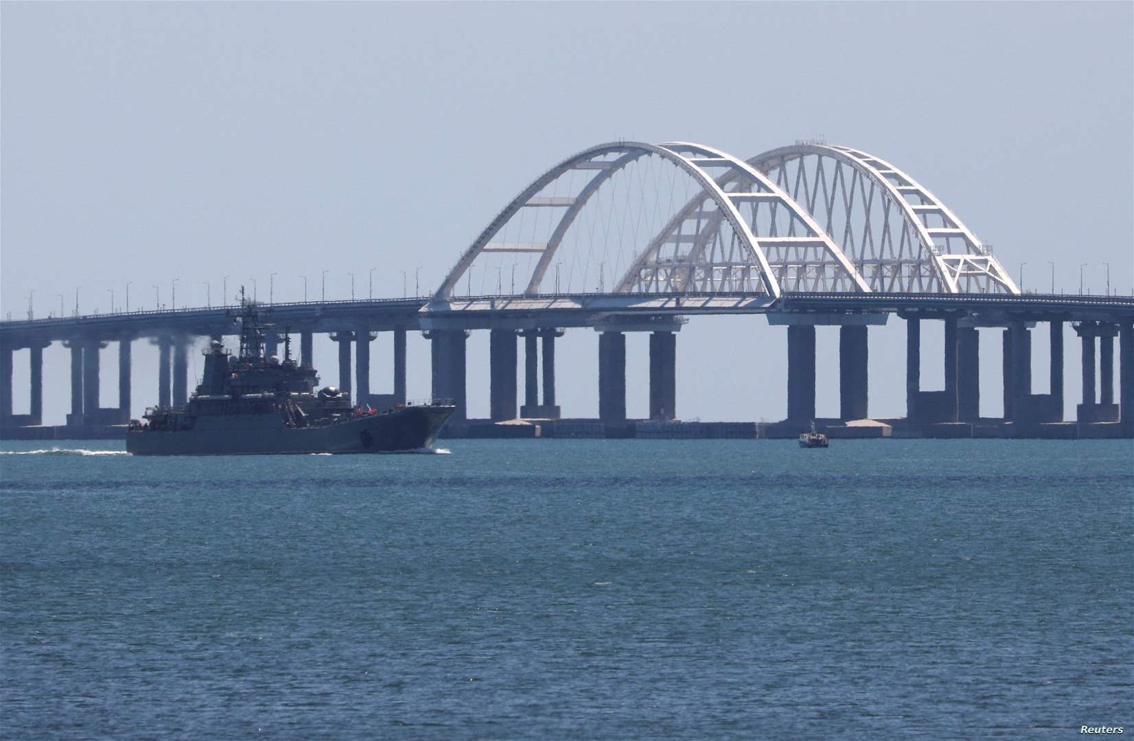 استئناف حركة المرور على جسر القرم بعد تعليقها مؤقتاً 