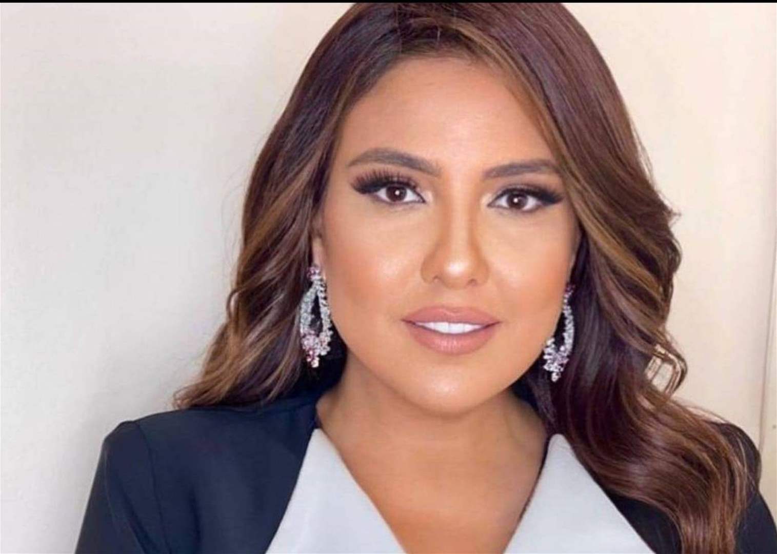 الموت يفجع مي كساب وزملاؤها يواسونها 