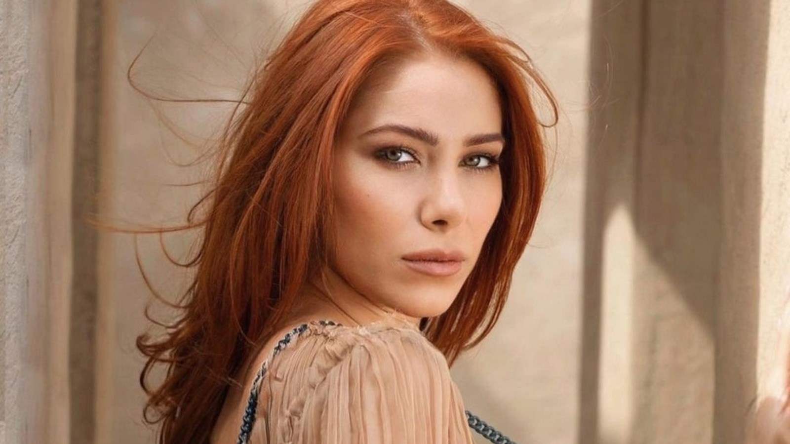 شقيقة دانييلا رحمة تنافسها جمالا باطلالة جذابة على شاطئ البحر