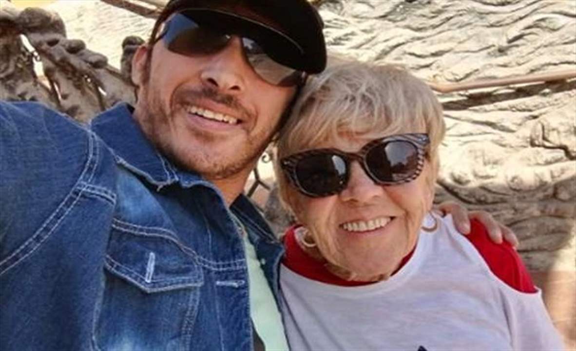 عجوز بريطانية تنفصل عن زوجها المصري الشاب وتستبدله بـ”قط”