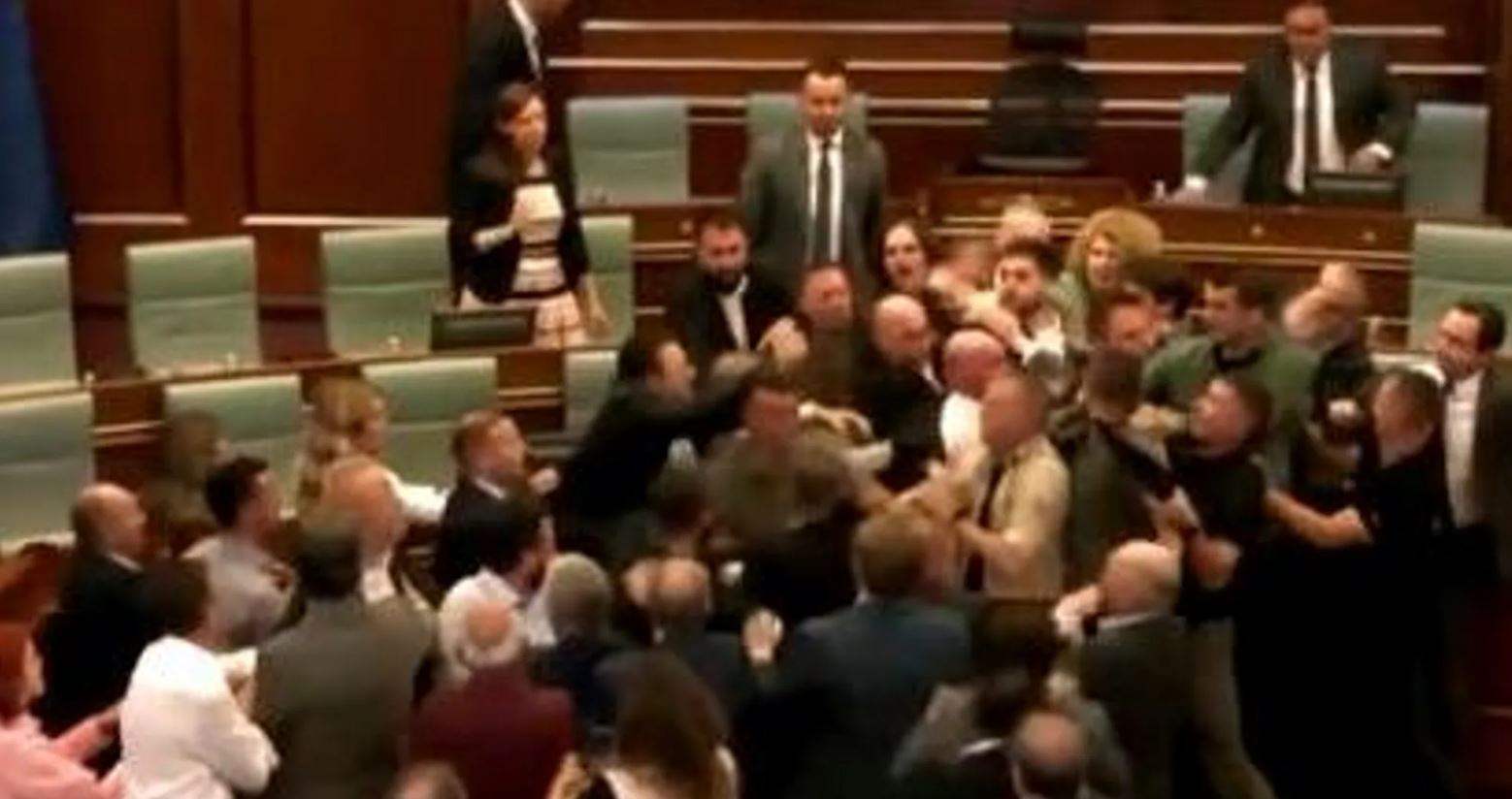 بالفيديو.. نائب معارض يسكب الماء في وجه رئيس الوزراء