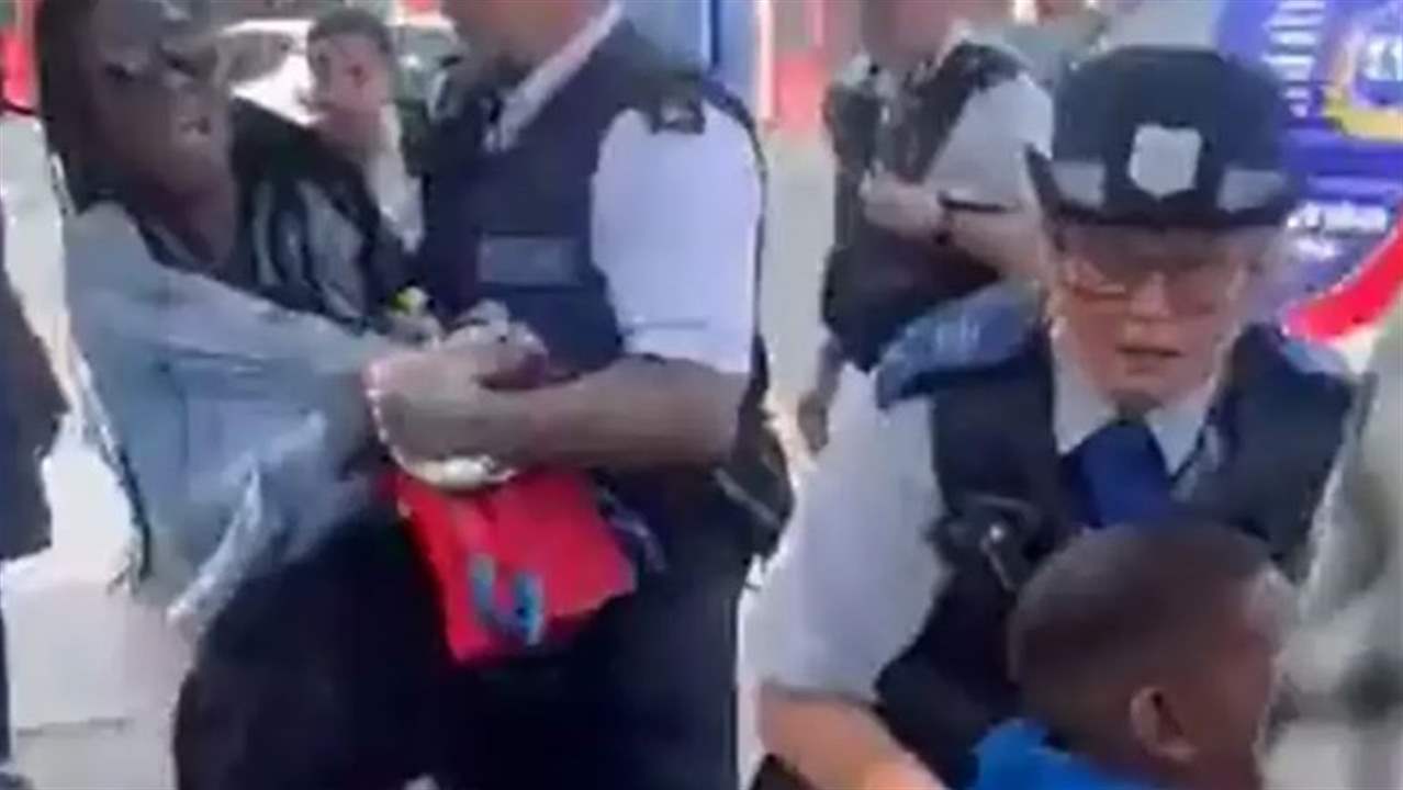 فيديو هز البريطانيين.. اعتقال مروع لأم أمام طفلها والسبب تافه