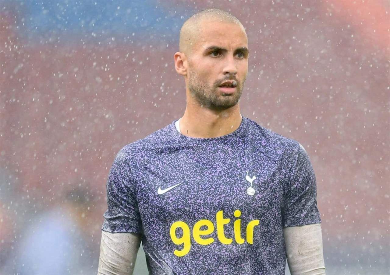 بالفيديو - إصابة حارس مرمى توتنهام في التدريبات تثير الرعب 