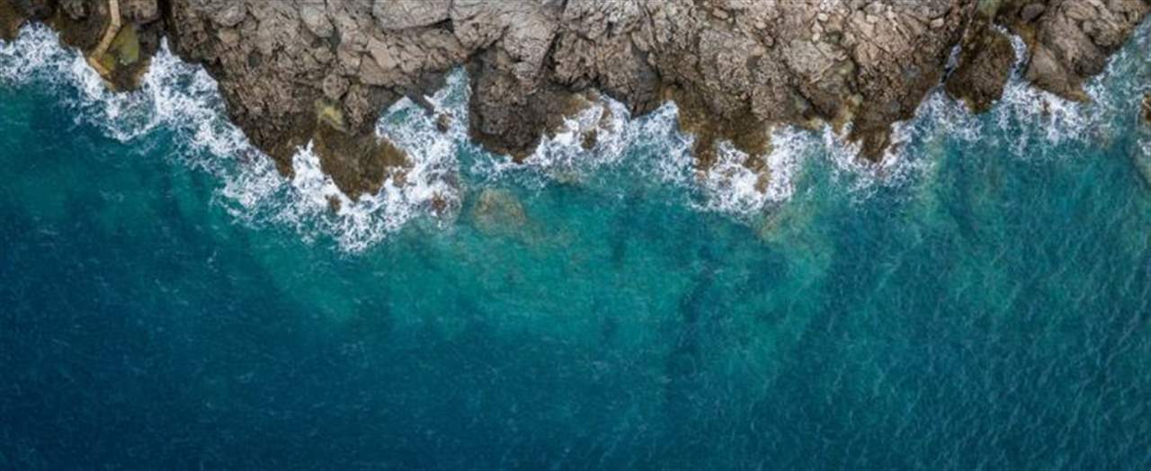 ما علاقة البشر بتغيُّر ألوان المحيطات؟