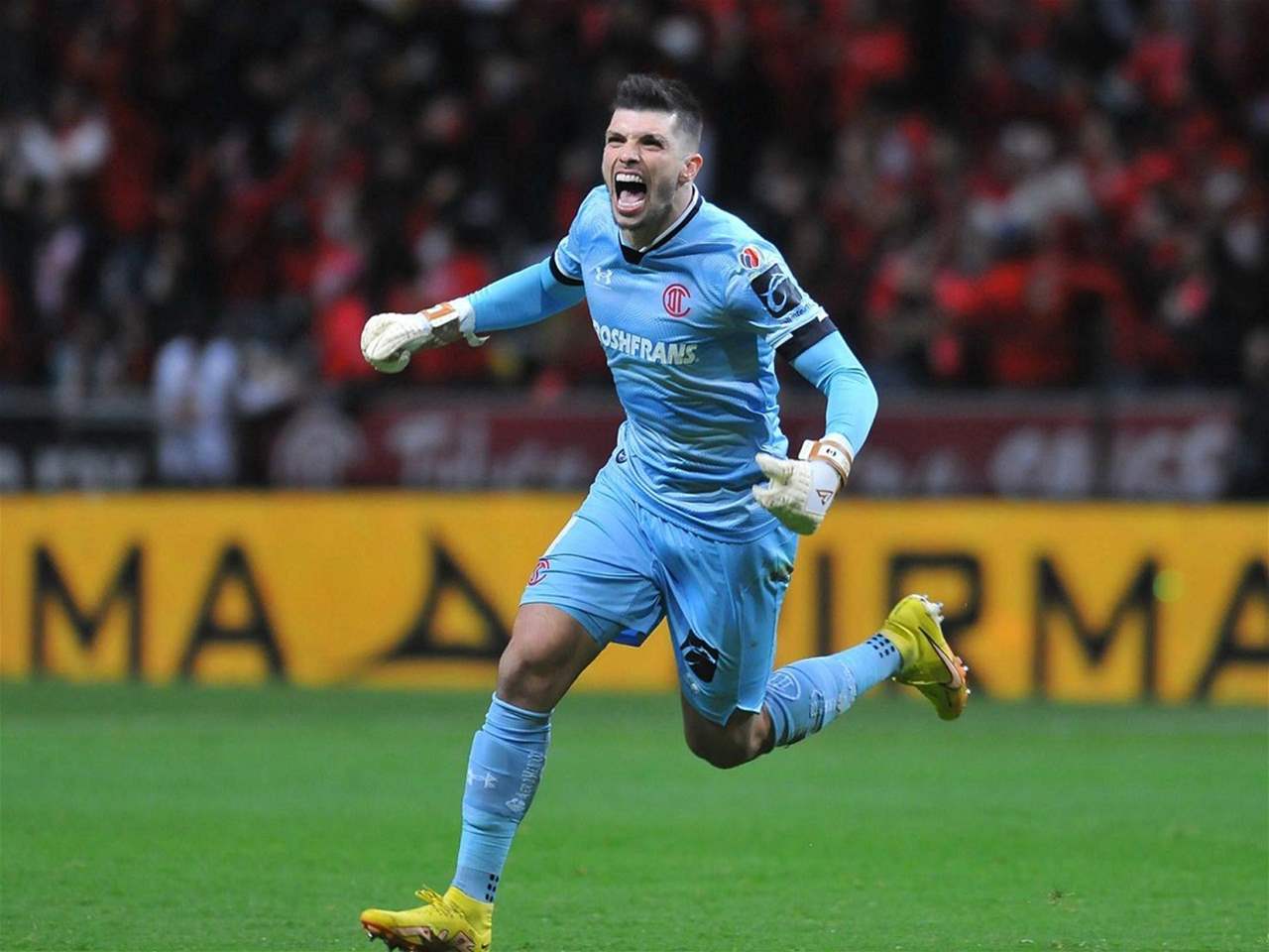 فيديو - حارس المرمى يُسجّل ويتصدّر هدّافي فريقه هذا العام !!