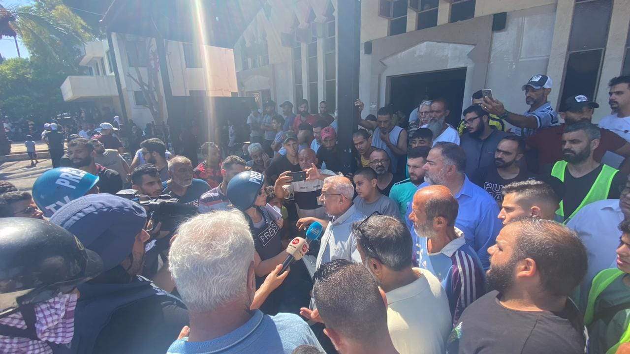 أسامة سعد تفقد النازحين من مخيم عين الحلوة : يجب الضغط باتجاه وقف اطلاق النار ونبذل مساعي فوق العادة للوصول الى معالجات جدية ودائمة للوضع داخل المخيم 