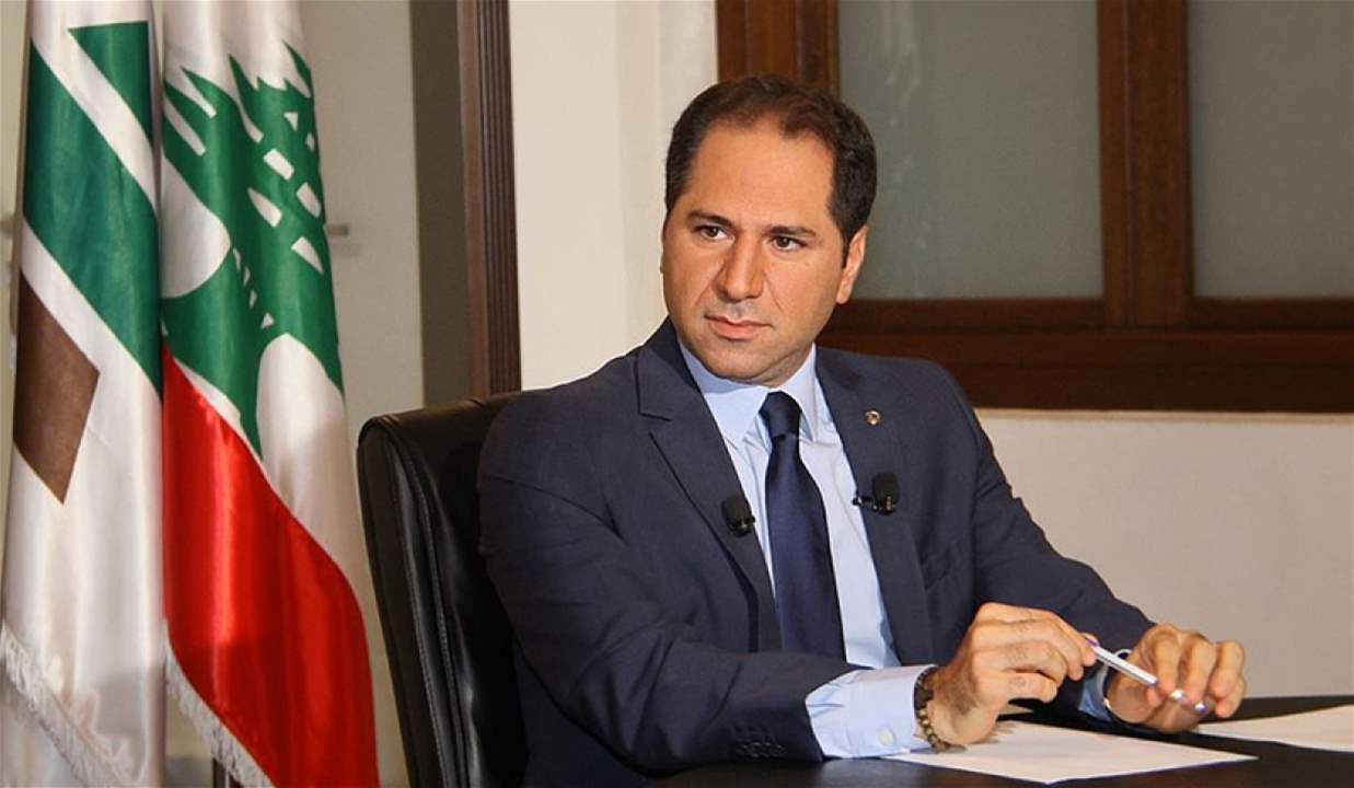  سامي الجميل في اتصال مع الرئيس الفلسطيني محمود عباس: لضرورة نزع سلاح المخيمات وبسط سلطة الدولة