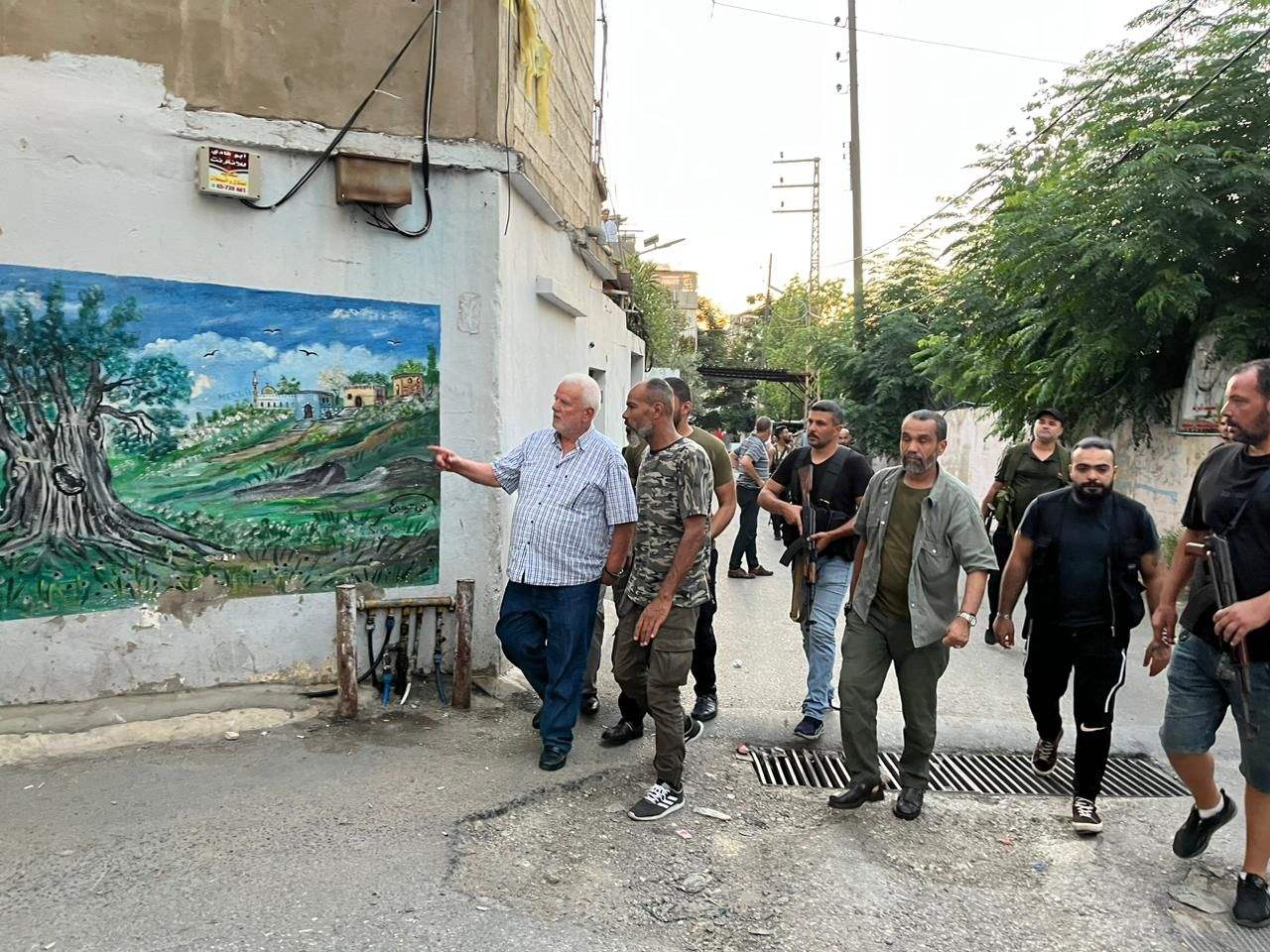 وفد هيئة العمل الفلسطيني المشترك يدخل الى عين الحلوة لتثبيت وقف إطلاق النار 