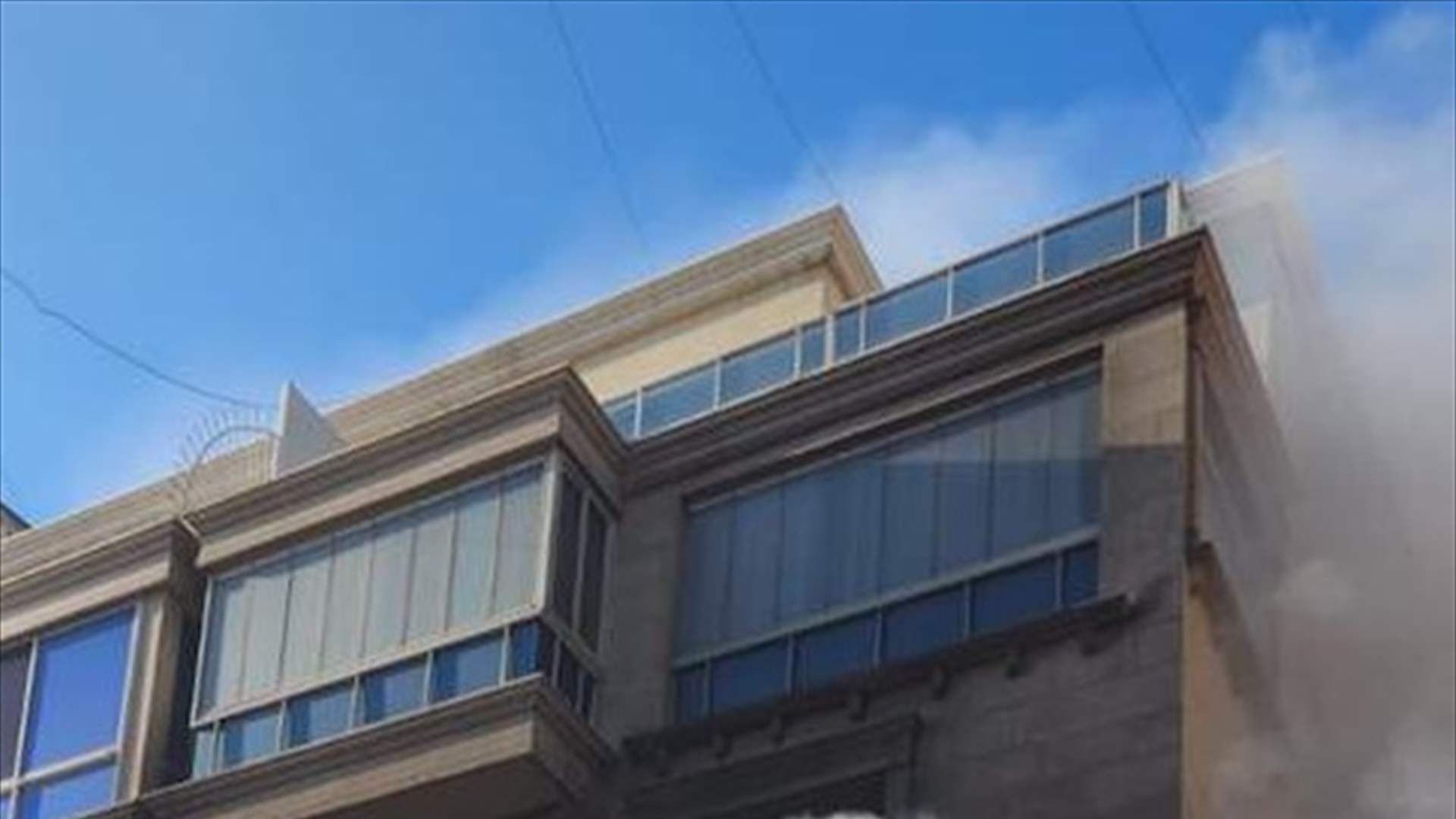 فوج اطفاء بيروت يقدم المؤازرة في إخماد حريق طريق المطار