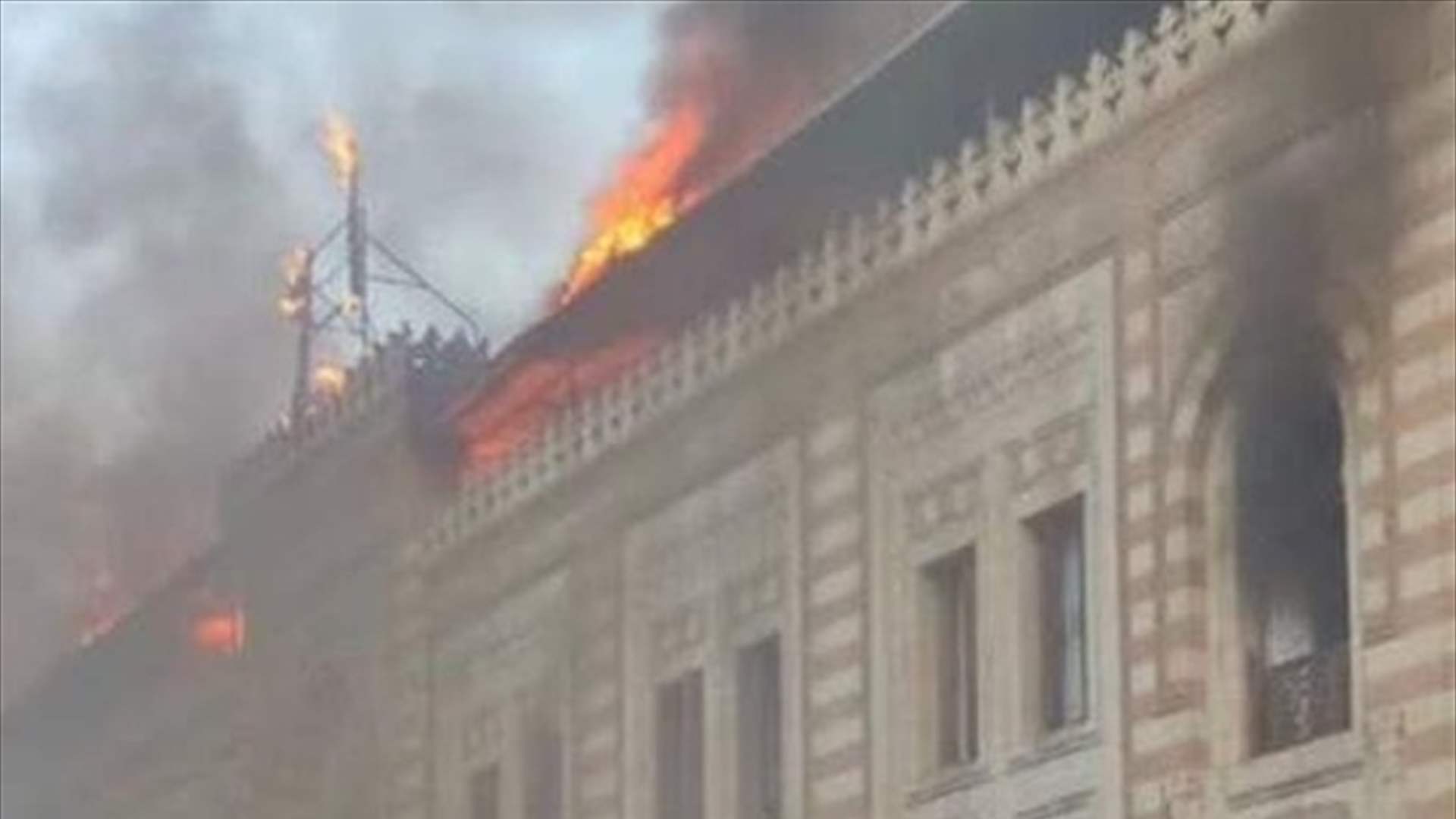 بالصور والفيديو : حريق ضخم في مبنى وزارة الأوقاف المصرية القديم وسط القاهرة