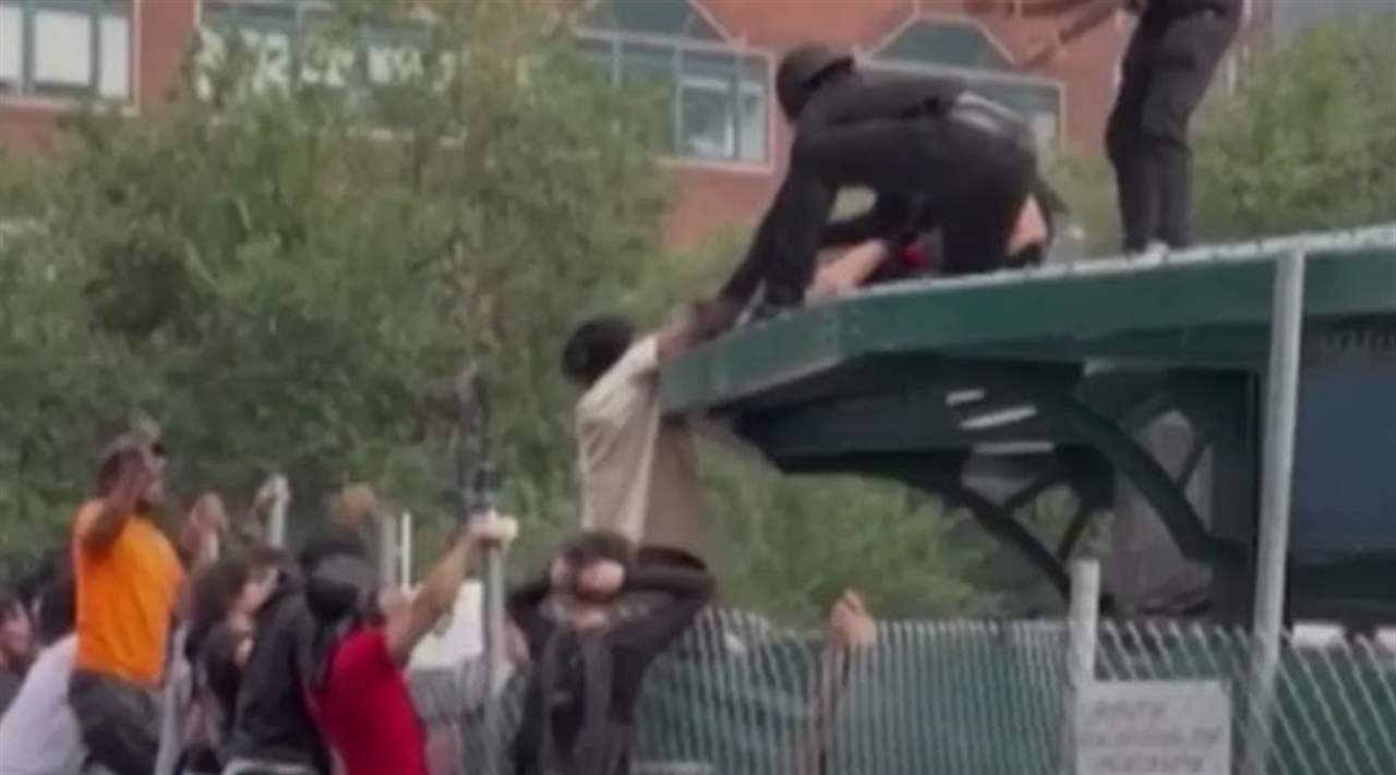  "بلاي ستيشن مجاناً".. بالفيديو مؤثر شهير يشعل عنفاً في نيويورك