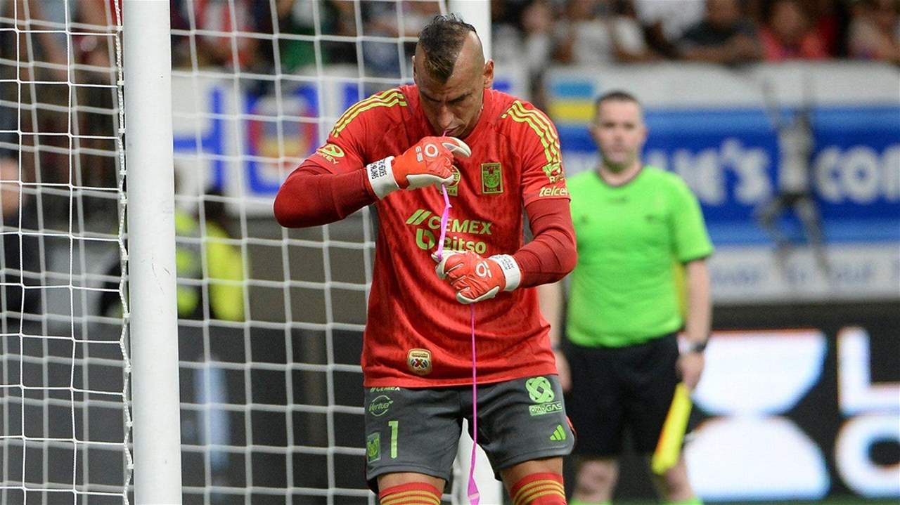 فيديو - حارس مرمى يؤدي طقوس سحرية ويفوز !