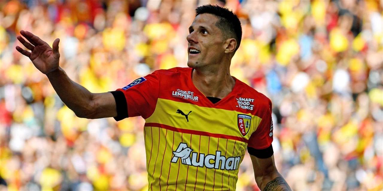 فيديو - هدف من منتصف الملعب يثير "عش الدبابير"