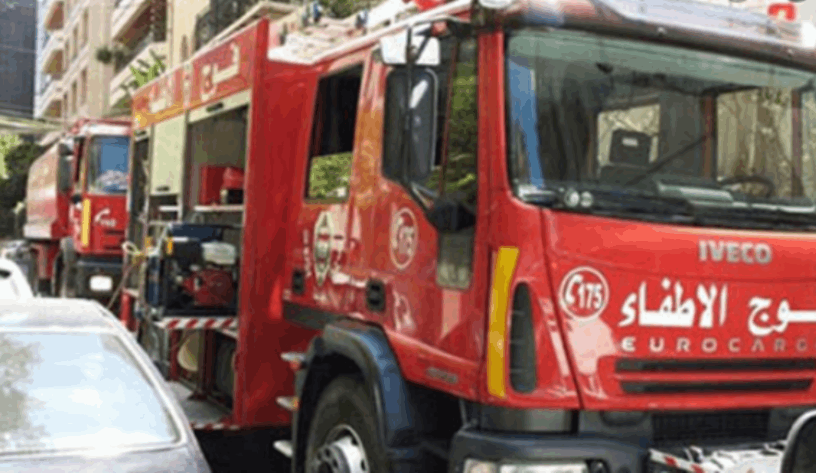 فوج إطفاء بيروت يؤازر فوج إطفاء الضاحية والدفاع المدني لاخماد حريق مستودع الأقمشة في طريق المطار