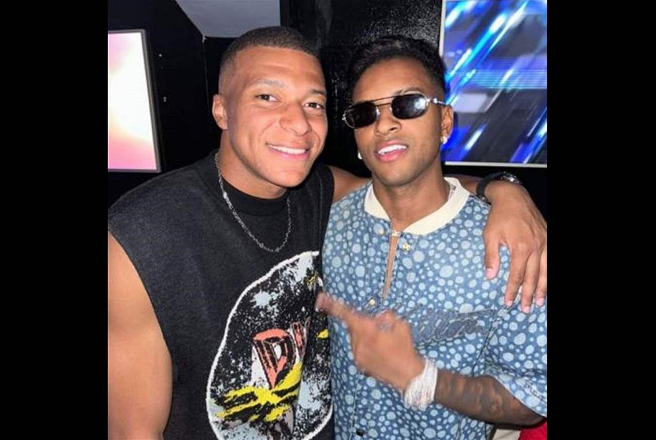 فيديو - مبابي في سردينيا والعدسات تطارده