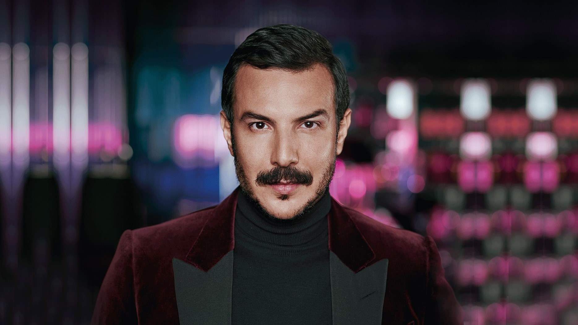 باسل خياط يراقص زوجته ناهد زيدان برومانسية ويقبل يدها