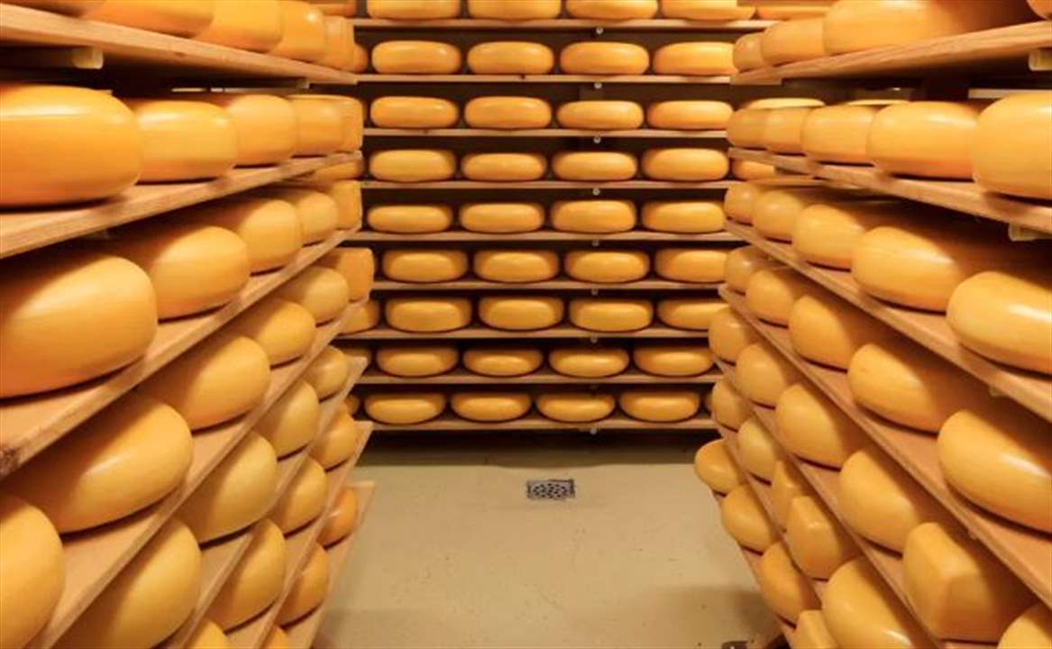  نهاية مأساوية ... وفاة ايطالي تحت آلاف القوالب من الجبن