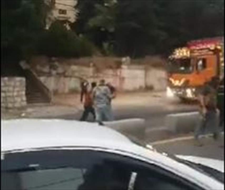 بالفيديو: ظهور مسلحين بعد انقلاب الشاحنة في منطقة الكحالة